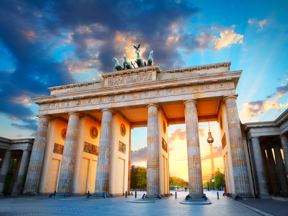 An image of the Brandenburg Gate, a sandstone monument dating from the 18th Century.
