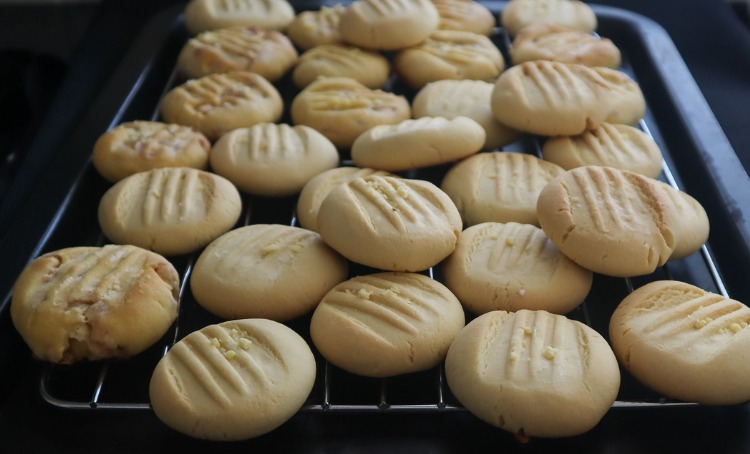 tray of biscuits picture 