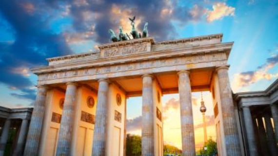 An image of the Brandenburg Gate, a sandstone monument dating from the 18th Century.