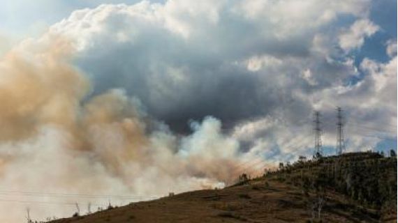 Image of bushfire smoke with power lines on the hill