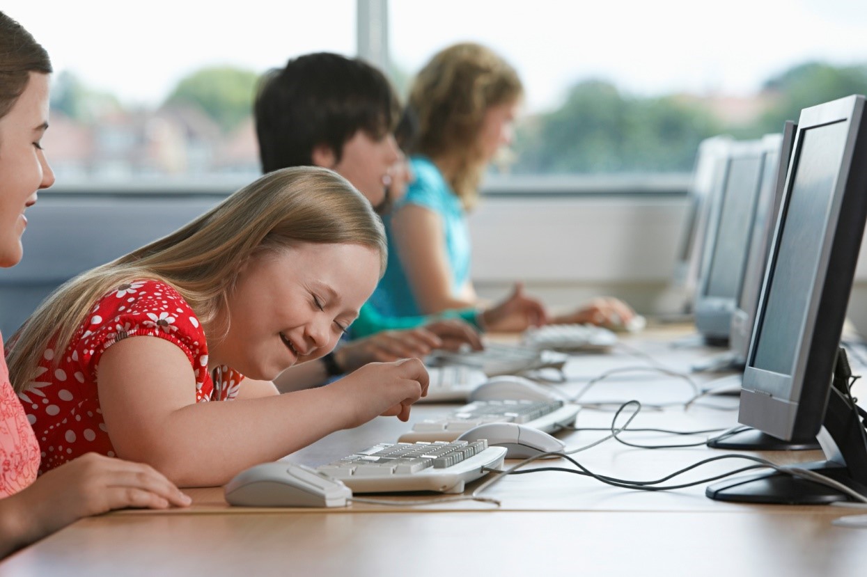 Компьютерные технологии в социальной работе. Ребенок за компьютером. Компьютер для детей. Картинки компьютерные технологии в образовании. Дети с ОВЗ за компьютером.